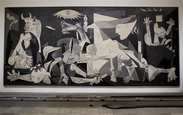 Guernica'ya "sağlık taraması" yapan makinenin maliyeti resmi olarak açıklanmasa da El Pais gazetesi robotun yaklaşık 400 bin dolara mal olduğunu yazdı. Pablo Picasso, İspanya hükümetinin talebi üzerine Paris'teki 1937 Dünya Fuarı kapsamında sergilenmek üzere Guernica'yı resmetti. İspanya İç Savaşı sırasında Nazi Almanyası uçaklarının 26 Nisan 1937'de İspanya'nın Guernica kentini bombalamasını konu alan resim, yaklaşık 20 yıl boyunca çok sayıda ülkeyi dolaşarak sergilendi. Tuval üzerine yağlıboya ile yapılan Guernica, Picasso tarafından "ülkesinde demokrasi kurulana kadar" emanet edildiği New York Modern Sanatlar Müzesi'nden 1981 yılında İspanya'ya taşındı.