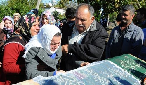 Van'da meydana gelen depremde enkaz altında kalarak hayatını kaybeden 28 yasındakı almanca ogretmenı Aylın Bozkurt, Antalya'da topraga verıldı. bozkurt'un tabutunun uzerıne duvak ve turk bayragı konuldu.