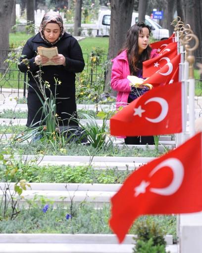 Arefe ünü şehitlikler doldu, taştı