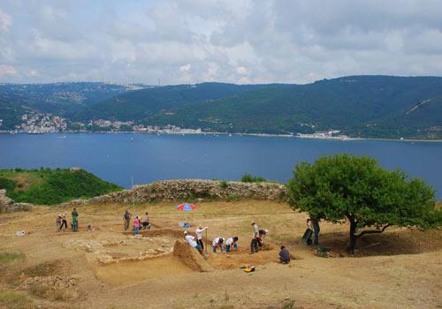 Beykoz Anadolu Kavağı sırtlarindaki Yoros Kalesi kazısı, kentin kültür ve turizm hayatına İstanbulun tarihi açısından çok önemli tarihi değerler kazandırıyor.