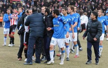 Ankaraspor beraberliği ile zirve yolunda büyük avantaj yitiren Sivasspor'da Bülent Uygun, kulubeyi tekmeledi maç sonunda hakemleri tartakladı.