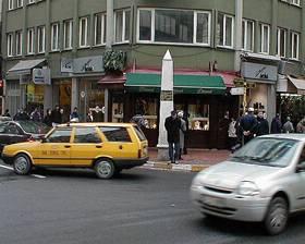 Nişantaşı'nda vitrinlere bakmak