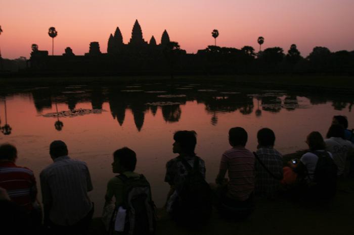 Gün Doğumu<br><br>
Asya'nın güneyinde bulunan Angkor Wat Tapınağı'nın çevresine toplanan yüzlerce turist güneşin doğuşunu izlerken objektiflere işte böyle yansıdılar.