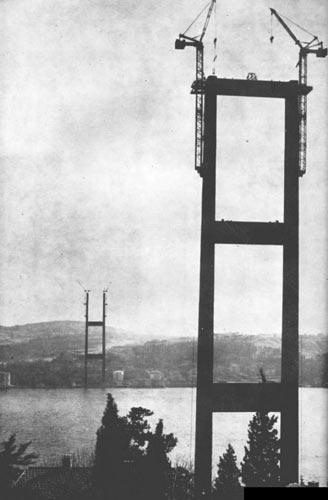 Yapım sürecinin ardından son hazırlıklar ve kontroller de yapılarak, köprü 30 Ekim 1973 tarihinde saat 12.00'de, Türkiye Cumhuriyeti'nin kuruluşunun 50. yıldönümü şerefine devlet töreniyle hizmete sokuldu.