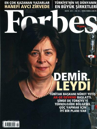 <p><strong>Forbes</strong> </p>

<p>ABD'de yayımlanan Forbes dergisi dünyanın en güçlü 100 kadınını belirledi. Forbes dergisinin, "dünyanın en güçlü kadını" listesinin ilk sırasında, daha önce listede sıralamaya giremeyen Almanya Başbakanı Angela Merkel bulunuyor.</p>

<p>2004 ve 2005'te "dünyanın en güçlü kadını" seçilen ABD Dışişleri Bakanı Condoleezza Rice ise bu sene ikinci sırada yer aldı.</p>

<p>Rice'ı "demir lady" lakaplı Çin Başbakan Yardımcısı Yi Wu izliyor.</p>

<p>İlk 10 listesindeyse önde gelen şirketlerde önemli görevlerde bulunan kadınlar dikkat çekiyor.</p>

<p>Forbes'in listesinde 4. sırada PepsiCo'nun başındaki Hint kökenli Indra Nooyi, 8. sırada Dünyanın nükleer enerji lideri Fransız Areva'nın başındaki Anne Lauvergeon bulunuyor.</p>

<p>Hindistan'da iktidardaki Kongre Partisi'nin lideri İtalyan asıllı Sonia Gandhi 13. sırada bulunurken, Şili'nin ilk kadın Devlet Başkanı Michelle Barchelet listenin 17. sırada yer alıyor.</p>

<p>Listede, 2008 seçimlerinde başkanlığa adaylığını koyması beklenen eski ABD Başkanı Bill Clinton'un eşi Hillary Clinton 18, ABD Başkanı George Bush'un eşi Laura Bush 43, Filipinler Devlet Başkanı Gloria Arroyo 45, İngiltere Kraliçesi II. Elizabeth 46, Nobel Barış Ödülü sahibi Myanmarlı muhalif Aung San Suu Kyi 47. sırada bulunuyor.</p>
