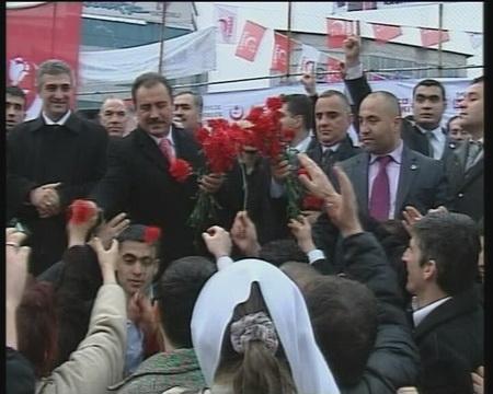BBP'nin İstanbul mitingi: Partisinin İstanbul mitinginde vatandaşlara hitap eden BBP Genel Başkanı Muhsin Yazıcıoğlu'nun hedefinde de hükümet vardı.