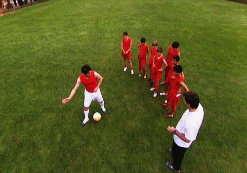 Türk futbolunun yıldızları Ertuğrul Sağlam, Emre Belözoğlu ve Nihat Kahveci bir program için aynı sahada buluştu.