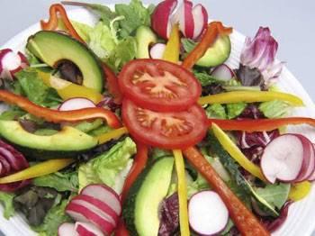 Yemeğe salata ile başlayın
Yemeğe çorba ya da salata ile başlamanız açlığınızın bastırılmasını sağlar. Böylece ana yemekten daha az yersiniz. Özellikle sebze çorbaları (domates, brokoli vs.) tok hissetmenizi sağlar.
