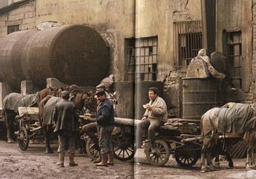 İstanbul dericiliğinin merkezi ve bugün bile hala o korkunç kokusuyla hatırlanan bir zamanların "Tabakhaneler semti" Kazlıçeşme'den bir fotoğraf...