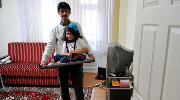 Antalya'da yaşayan Uğur-Saadet Ata çifti, cam kemiği hastalığından vücudunda oluşan kırıklar nedeniyle 7 defa ameliyat geçiren 12 yaşındaki kızları Esra Ata'yı ''Bir yeri kırılır'' diye hiç kucaklayamadılar.