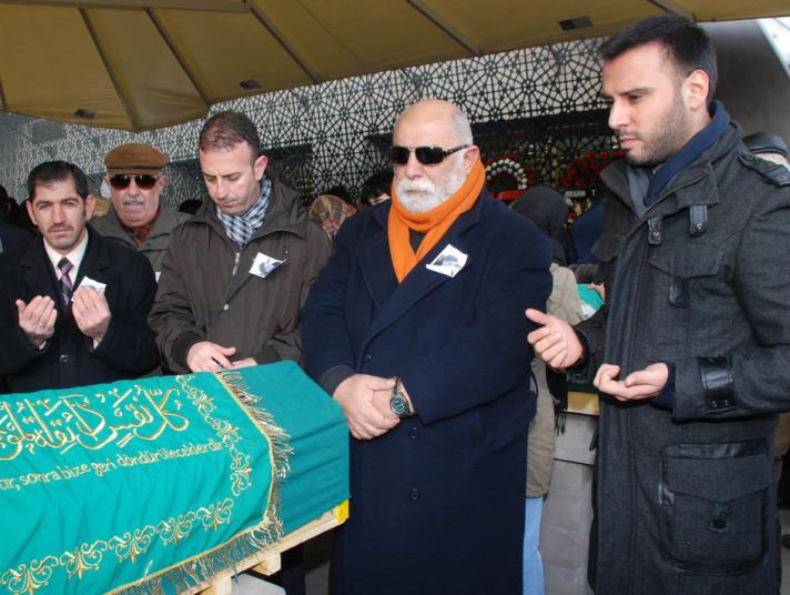 <p>Müjdat Gezen de Esen'in çok iyi bir dost ve çok iyi bir sanatçı olduğunu ifade etti.</p>