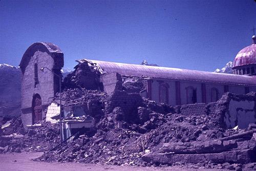Depremde 75bin kişi ölü bulunda ve 25 bin kişi kayıp rapor edildi. Bir süre sonra ölü sayısı 200 bin olarak teyit edildi.