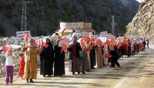 İspir'deki Aksu Vadisi'ne kurulmak istenen hidroelektrik santraline Çevresel Etki Değerlendirme raporu verilmemesi ve proje uygulamalarına aykırı hareket edildiği iddiasıyla köye gelen hakim ve bilirkişi heyeti köylüler tarafından bayraklarla karşılandı.