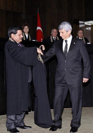 Geçtiğimiz hafta tartışmaların odağı haline gelen Anayasa Mahkemesi, bugün önemli bir yemin törenine ev sahipliği yaptı. Törende, Gül, Erdoğan, Toptan'ın yanı sıra önemli isimler vardı.
