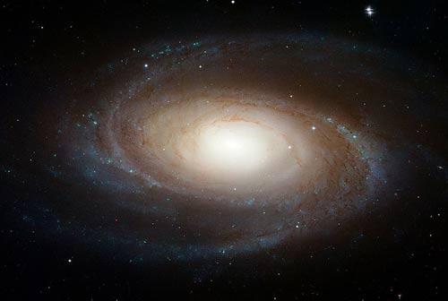 Evrenin derinlerine bakışımızı değiştiren, milyonlarca ışık yılı uzaklıktaki olağanüstü galaksileri, kara delikleri gösteren Hubble neredeyse en büyük tarihi fiyasko olarak tarihe geçecekti... Çünkü miyop olduğu son anda fark edilmişti. Ama bu muhteşem re