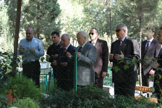7. Cumhurbaşkanı Kenan Evren, ziyaret ettiği Turgutlu'da mezarlığın güzelliğini görünce AKP'li Belediye Başkanını öperek kutladı.