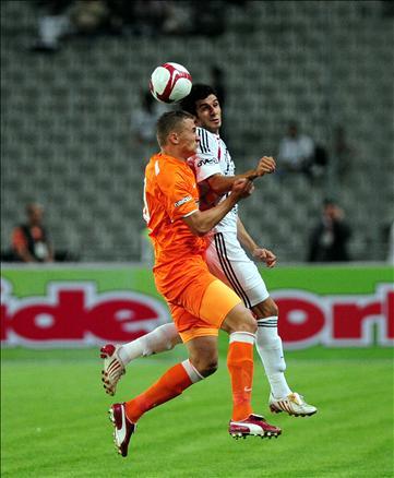 2009-2010 Sezonu perdesini açtı. Şampiyon Beşiktaş, açılış maçında İstanbul Belediyespor'la öne geçtiği maçta 1-1 berabere kaldı...