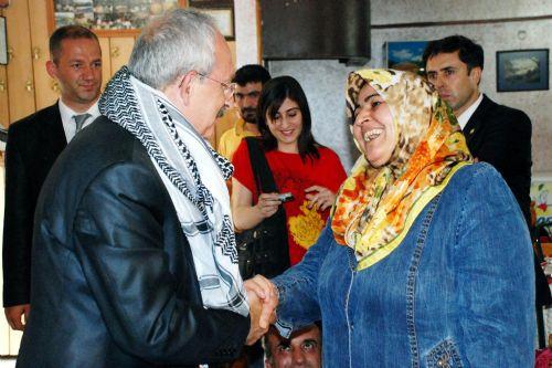 CHP Grup Başkanvekili ve İstanbul milletvekili Kemal Kılıçdaroğlu, Şanlıurfa'yı ziyaret etti. Poşu bağlayıp sıra gecesine katılan Kılıçdaroğlu halkın yoğun ilgisiyle karşılaştı.