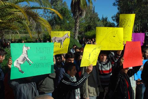 Adana'daki eşek eti skandalı öğrencileri sokağa döktü. Çukurova Üniversitesi'nin Yurt Kur'a bağlı yurdunda kalan öğrencileri, eşek eti yedirilmesini protesto ederken, rektör içinç ok ilginç pankarlar açtılar...