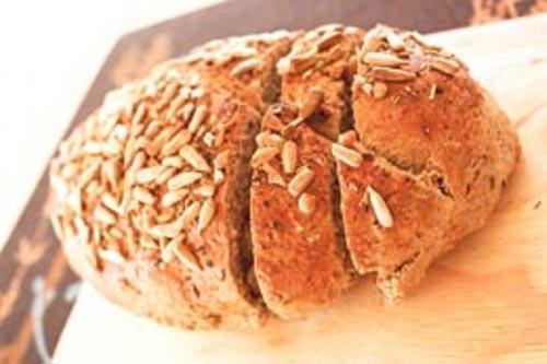 TAM TAHILLI EKMEK: Karbonhidrat eksikliği baş ağrısına neden olur. Tam tahıllı ekmek vücutta aşırı su kaybını düzenlerken baş ağrısını ortadan kaldırır.