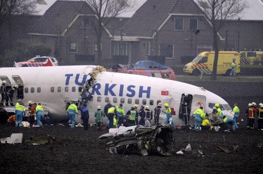 Hollanda'da az önce iniş esnasında çakılara düşen uçağın ilk görüntülerini Haber7.com ele geçirildi. İşte düşen uçaktan ilk görüntüler