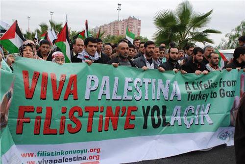 Adanalılar Gazzeye giden Filistin konvoyuna büyük bir ilgi gösterdiler. Birçok vatandaş, Filistin halkına ulaştırılmak üzere altın ve para bağışında bulundu. Kadınlar parmaklarındaki yüzükleri ve bileziklerini çıkararak bağışlarken çocuklar da harçlıklarını teslim etti.