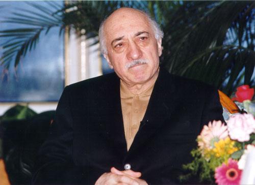 Fethullah Gülen Hoca:
Gülen bir eserinde Bediüzzaman'a şöyle hitap eder: Ey çağımızda insanlık mâyesinin özü ve hakikat ihtiyacıyla çırpınan gönüllerin rehberi! Şüphe ve tereddütler içinde kıvranan nesiller asırlarca seni bekleyip durdu.
Senin imanına, irfanına muhtaç gönüller, daha sen gelmeden yollara dökülmüşlerdi! Henüz gök kubbede adın duyulmadan felek senin esrarına gebe kalmıştı. Doğduğun gün-o gün bizim için en kutlu günlerden biriydi-gölgen karanlık gönüllerin ziyası, ışığın da yedi iklimin ayı-güneşi oldu.