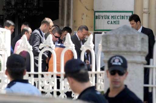 Başbakan Recep Tayyip Erdoğan, cuma namazını Ortaköy'deki Büyük Mecidiye Camisi'nde kıldı.