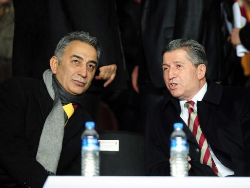 G.Saray-Hambur maçında Ali Sami Yen tartihi günlerinden birini daha yaşarken protokol tribününde ağı isimler vardı.