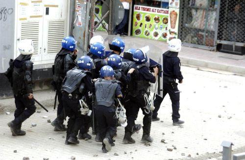 Terörist başı Abdullah Öcalan'ın yakalanışının yıldönümü nedeniyle Doğu ve Güneydoğu illerinde PKK yandaşları kenpnek açmadı, açtırmadı. Yapılan eylmelere polis müdahale ederken çocuklar yine ön plandaydı