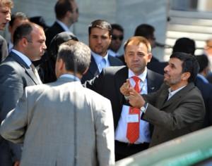 İran Cumhurbaşkanı Mahmud Ahmedinejad, Cuma namazını Sultanahmet Camisi'nde kıldı.