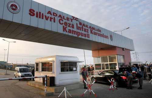 "Ergenekon" davasının görüldüğü Silivri Ceza Ve İnfaz Kurumları Yerleşkesi'ne ulusalcılar tam anlamıyla çıkarma yaptı.