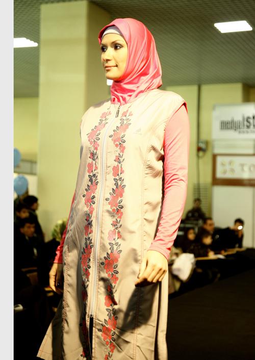 Pazar g&uuml;n&uuml;ne kadar devam edecek Tesett&uuml;r fuarında &uuml;retici ve tasarımcı firmaların &uuml;r&uuml;nlerini sergileyebilecekleri tam 40 defile ger&ccedil;ekleşecek.