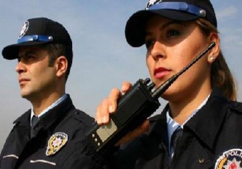 <p>Polisler güler yüzlü olsun</p>
<p>Öğrencileri strese sokan bir uygulama da sınav öncesinde üzerlerinin aranması. Kopyayı engellemek ve güvenliği sağlamak için bu arama şart. Ancak polislere önemli bir görev düşüyor: Öğrencilere güler yüzlü davranmak ve onların paniğe kapılmasına neden olmayacak şekilde arama yapmak.</p>