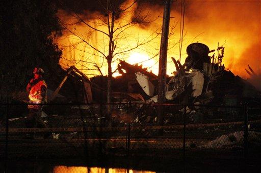 ABD'nin New York eyaletinde 50 yolcu kapasiteli yolcu uçağı bir evin üzerine düştü. kaza sonucu kurtulan hiç kimse olmadı 49 kişi can verdi.