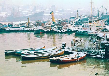 <b>Tarihî yarımadayı, Eminönü'nü çekmeyi seviyorum</b><br><br>
<b>Kadir Can:</b> Semt olarak tarihî yarımadayı; Unkapanı'nı, Haliç'i, Eminönü'nü fotoğraflamayı seviyorum. Çünkü insanların yoğun olduğu çok hareketli yerler. Tarihî dokusu olduğu için, mimiri olarak da hoşuma gidiyor. Kısacası tarihî dokunun arasında insanları görebildiğim ve ne ararsam bulabildiğim için oraları fotoğraflamayı seviyorum.