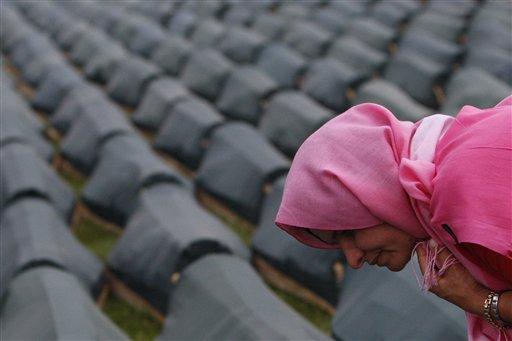 Srebrenitsa 'da 8 bin Müslümanın dünyanın gözü önünde Sırplarca soykırıma uğramanın 13. yıldönümü. Avrupa'da yaşanan en büyük soykırımın failleri hala yakalanamadı.