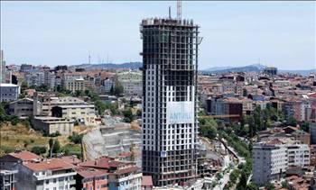 ANTHILL RESIDENCE
Ant Yapının İstanbul Şişlide inşa ettiği Anthill Residence, 54 katlı iki kule ve butik bir çarşıdan oluşuyor. 1+1 ve 2+1 dairelerin bulunduğu projede, daire birleşimleriyle 3+1, 4+1 ve 5+1 gibi seçenekler de sunuluyor. Metrekare fiyatları 3 bin ile 7 bin dolar arasında değişiyor. Bu da daire fiyatlarının 250 bin ile 1 milyon 588 bin dolar arasında oluşmasına yıl açıyor. 804 daireden oluşan projenin yaklaşık yüzde 60ı satılmış. Yedi gün 24 saat rezidans hizmeti sunacak olan projenin ortak kullanımında çocuk oyun alanı ve oyun grupları, tırmanma duvarı, basketbol-voleybol sahası, tenis kortu, mini golf alanı, açık yüzme havuzu, güneşlenme terası, snack bar, amfitiyatro ve seyir terasları, yürüyüş parkurları ile barbekü alanı bulunuyor. Sosyal tesis içerisinde ise Spa ve fitness center (masaj bölümü, güzellik salonu, solaryum, jet pool, vitamin bar), squash, iç mekan kayak pisti, sauna, buhar odası, Türk hamamı, çok amaçlı toplantı salonu, bilardo, masa tenisi, kafeterya, çocuk oyun kulübü, kapalı yüzme havuzu var.
Web: www.anthillresidence.com
Tel: 0212 232 42 32