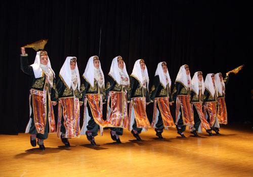 İhlas Koleji geleneksel çocuk festivalinin beşincisini yurtdışı ve yurtiçinden misafir ettiği folklor gruplarıyla kutlamaya devam ediyor.