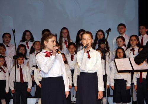 İhlas Koleji geleneksel çocuk festivalinin beşincisini yurtdışı ve yurtiçinden misafir ettiği folklor gruplarıyla kutlamaya devam ediyor.