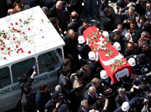 Helikopter kazası sonucu hayatını kaybeden BPP lideri Muhsin Yazıcıoğlu'nu milyonlar uğurladı. Devletin tam kadro olduğu törende izdiham vardı.