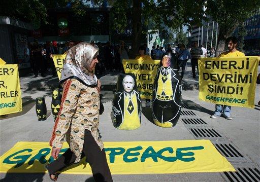 Greenpeace üyesi bir grup, Ankara Milli Müdafa Caddesi'nde nükleer enerji karşıtı protesto gösterisinde bulundu