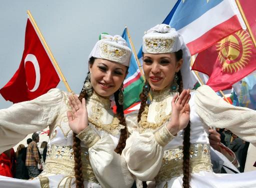 Dün gece başlayan Nevruz Bayramı kutlamaları çerçevesinde Ankara'da Atatürk Kültür Merkezi bahçesinde resmi tören yapıldı. Kültür ve Turizm Bakanı Ertuğrul Günay ve ABD Büyükelçisi Jeffrey yumurta tokuşturdu ve ateşin üstünden atladı.