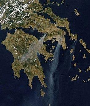 Yunanistan'ın başkenti Atina yakınlarındaki orman yangını söndürülemiyor. Binlerce kişi bölgeyi terk etti. Bölgede can pazarı yaşanırken yangın uzaydan çekilen fotoğraflarda bile görülüyor.