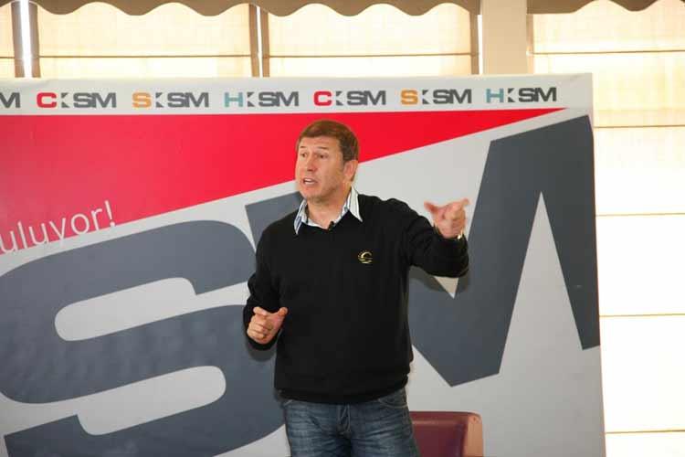 Türk futbol tarihine adını altın harflerle yazdırmış olan efsane futbolcu Tanju Çolak, İzmir'den aday gösterilmemesine rağmen kırgın veya kızgın değil. 'Başbakanımız ne görev verirse yapmaya hazrım' diyor. <br><br>Çolak: Milletvekili olayım diye bir yola çıkmadım. Ben zaten herkes tarafından sevgi gören, tanınan biriyim. Sayın Başbakanıma saygı duyuyorum diyerek nerede görev verilirse vatanına hizmet etmeye hazır olduğunu açıkladı.