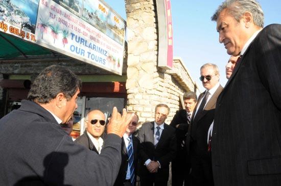 Vanın Gevaş ilçesinde balıkçılık yapan aynı zamanda Akdamar Göl Motorlu Taşıtlar Kooperatif Başkanı Recep Avcı, gördüğünü iddia ettiği Vangölü canavarını Van Valisi Münir Karaloğluna tarif etti.