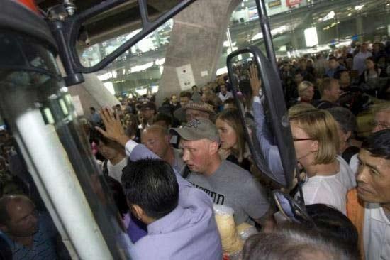 Tayland'ın başkenti Bangkok'ta havaalanını göstericiler işgal etti