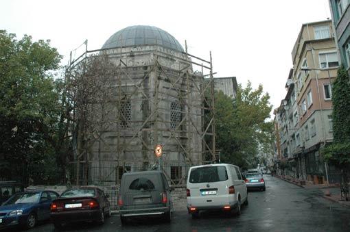 <b>En süslü vezir türbesi</b>
<br><br>
Sanat tarihçileri, Hüsrev Paşanın Fatihte Hüsrev Paşa ve Hoca Efendi sokaklarının kesiştiği köşede yer alan türbe için en gösterişli vezir türbesi ifadesini kullanır. Gerçekten de usta Mimar Sinan, kufeki taşından yaptığı bu eserini özene bezene oluşturmuştur. Şu anda restorasyon geçiren türbe bir çok afet atlatmış, meşhur Fatih yangınında da yanmıştır. İçerisindeki dört lahdin bu yangın sırasında zarar gördüğü bilinmektedir.
<br><br>
Kapısındaki kitabede paşanın ölümüne tarih düşülmüştür:
<br><br>
Hak kıyamette inayet eylesin
<br>Mustafa âna şefaat eylesin
<br>İşidenler dediler tarihini
<br>Daim Allah ona rahmet eylesin (952 h./ 1545 M.)
<b>Kanyak:</b> dunyabizim.com
