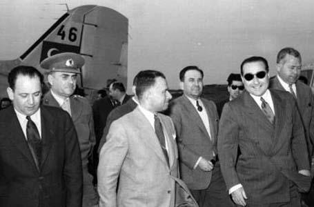 -Seçime giden hükümet mi düşürülüyor? Seçim ilan eden başbakanı seçim yapmaz diye iki gün sonra alaşağı ediyorlar. Bunu Kasım 1961de Yeni Delhide saatlerce Türkeşle de tartıştım. Bu adamlar seçime gidiyorlardı, darbe yaptınız. dedim. Bana, Babanızın da içinde bulunduğu erken seçim girişiminden haberimiz oldu, darbe tarihini öne aldık. dedi. -Neden süreci okuyamıyor DP? Çünkü bir darbe beklentisi yok. İki gün kala bile buna inanmıyor Menderes. Benim askerim bunu bana yapmaz. diyor.