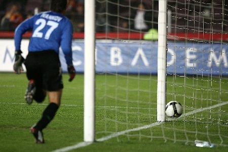 Dünyanın en golcü 6'ncı kalecisi olan Ivankov, Galatasaray karşısında da bir gole imza attı ama bu kez kendi kalesine atılan golün asistliğine imza attı. İşte Ivankov'un kalesine gol attığı anlar...